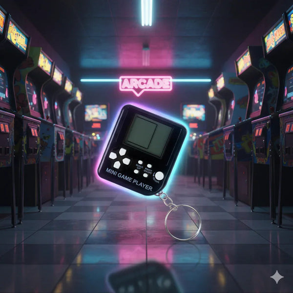 Llavero mini game player negro con botones en ambiente arcade retro y neón rosa
