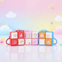 Llaveros creativos con diseño de cubos deslizantes en colores rojo, rosa y azul con dibujos kawaii y frikis