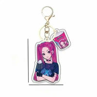 Llavero anime con chica de cabello fucsia y camiseta negra, diseño original y divertido para fans otaku