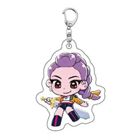 Llavero acrílico personaje anime estilo chibi con cabello lila y espada dorada en mano