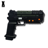 Llaveros gamer con forma de pistola futurista en negro y verde, detalles naranjas