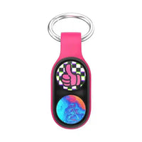 Llavero rosa con diseño cliker, botón pulgar arriba con patrón de cuadros y botón colorido abstracto