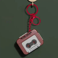 Llavero cassette retro rojo, diseño original y creativo de Llaveros SHX para amantes del vintage.