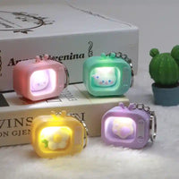 Llaveros kawaii SHX con forma de televisor, colores pastel y figuras creativas iluminadas.