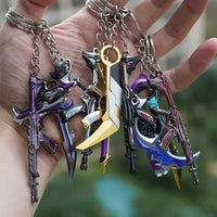 Llaveros gamer con forma de espadas metálicas, diseño único y colores llamativos para fans.