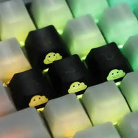 Teclas de teclado mecánico negras con caritas de nube sonriente y retroiluminación RGB