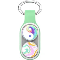 Llavero original con diseño yin-yang tie-dye y patrón psicodélico colorido en base verde