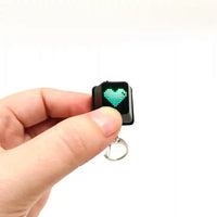 Llaveros SHX llavero con teclado pequeño y corazón pixelado verde, diseño gamer y creativo