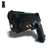 Llavero gamer en forma de pistola negra con detalles naranjas y luces LED, ideal para fans de videojuegos.