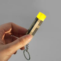 Llavero original SHX tipo píxel con diseño creativo y detalles en amarillo, estilo gamer