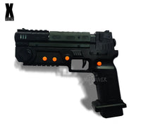 Llavero gamer en forma de pistola negra con detalles naranjas, diseño original y único