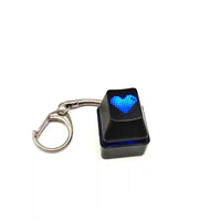 Llaveros SHX con tecla negra y luz LED azul en forma de corazón digital, diseño gamer y original