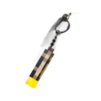 Llavero creativo pixelado estilo gamer con diseño único y colores marrón y amarillo de Llaveros SHX.