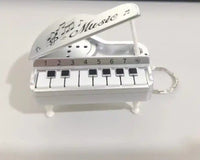 Llavero original en forma de piano blanco, creativo y musical, disponible en Llaveros SHX