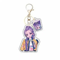 Llavero anime con chica de trenzas moradas y chaqueta amarilla, diseño original y colorido