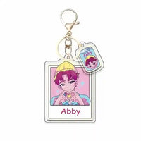 Llaveros originales con diseño anime chico con gorra amarilla y nombre Abby, estilo kawaii y creativo