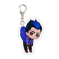 Llavero gamer con personaje anime de cabello azul y chaqueta azul, estilo chibi.