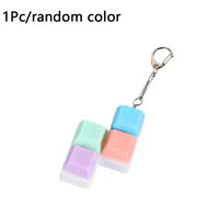 Llavero de silicona con teclas de colores pastel en forma de bloques sobre fondo blanco