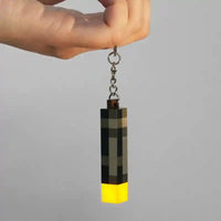 Llavero gamer estilo antorcha pixelada, accesorio divertido y original de Llaveros SHX.