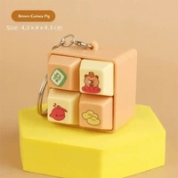 Llavero cubo tipo rompecabezas con dibujos kawaii de cerdito marrón y huevos en tonos beige y naranja
